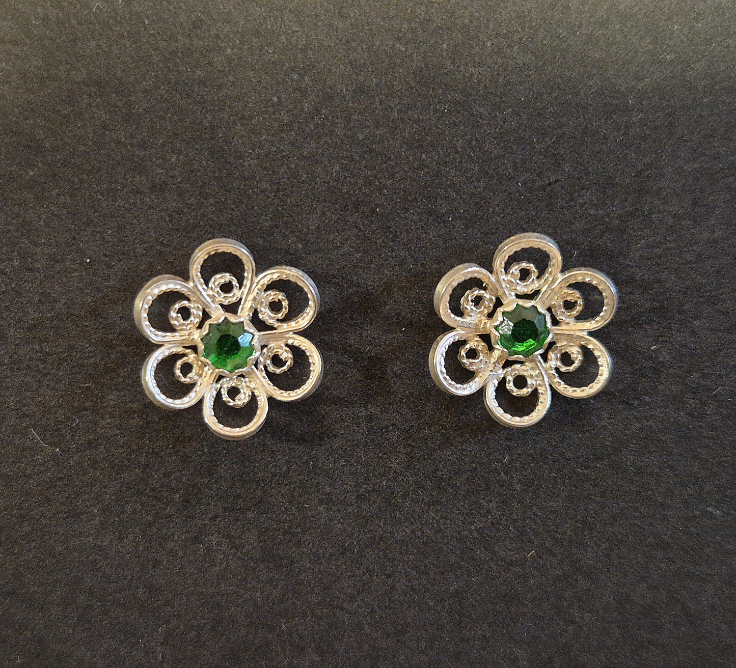 Filigran blomst m/grønn swarovski