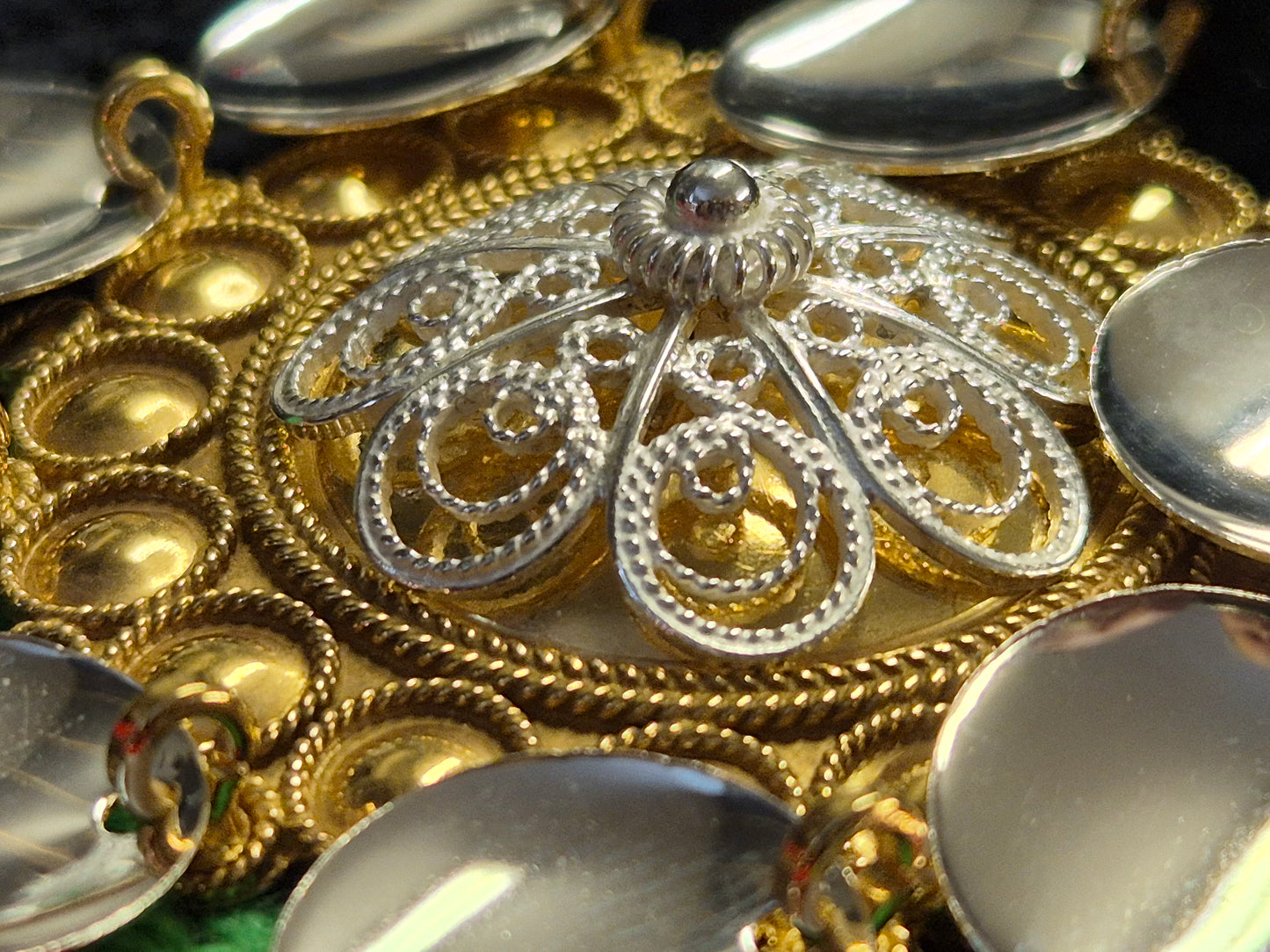 Liten forgylt lauvsølje m/hvit rose v.nr1