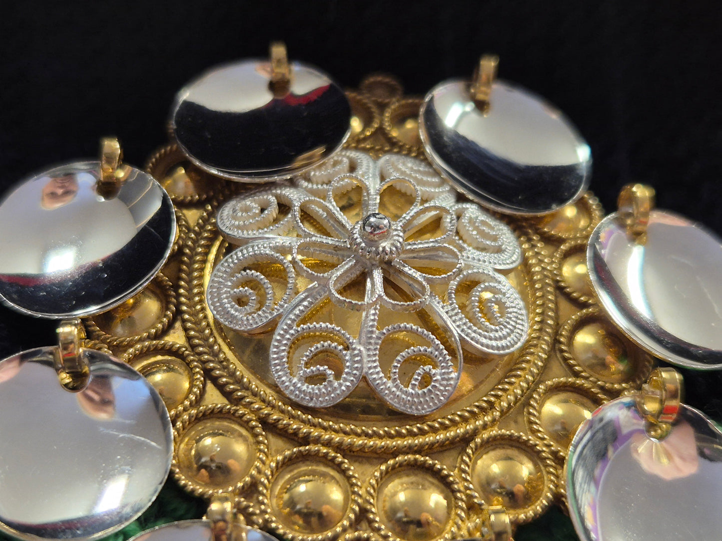 Liten forgylt lauvsølje m/dobbel hvit roser v.nr2