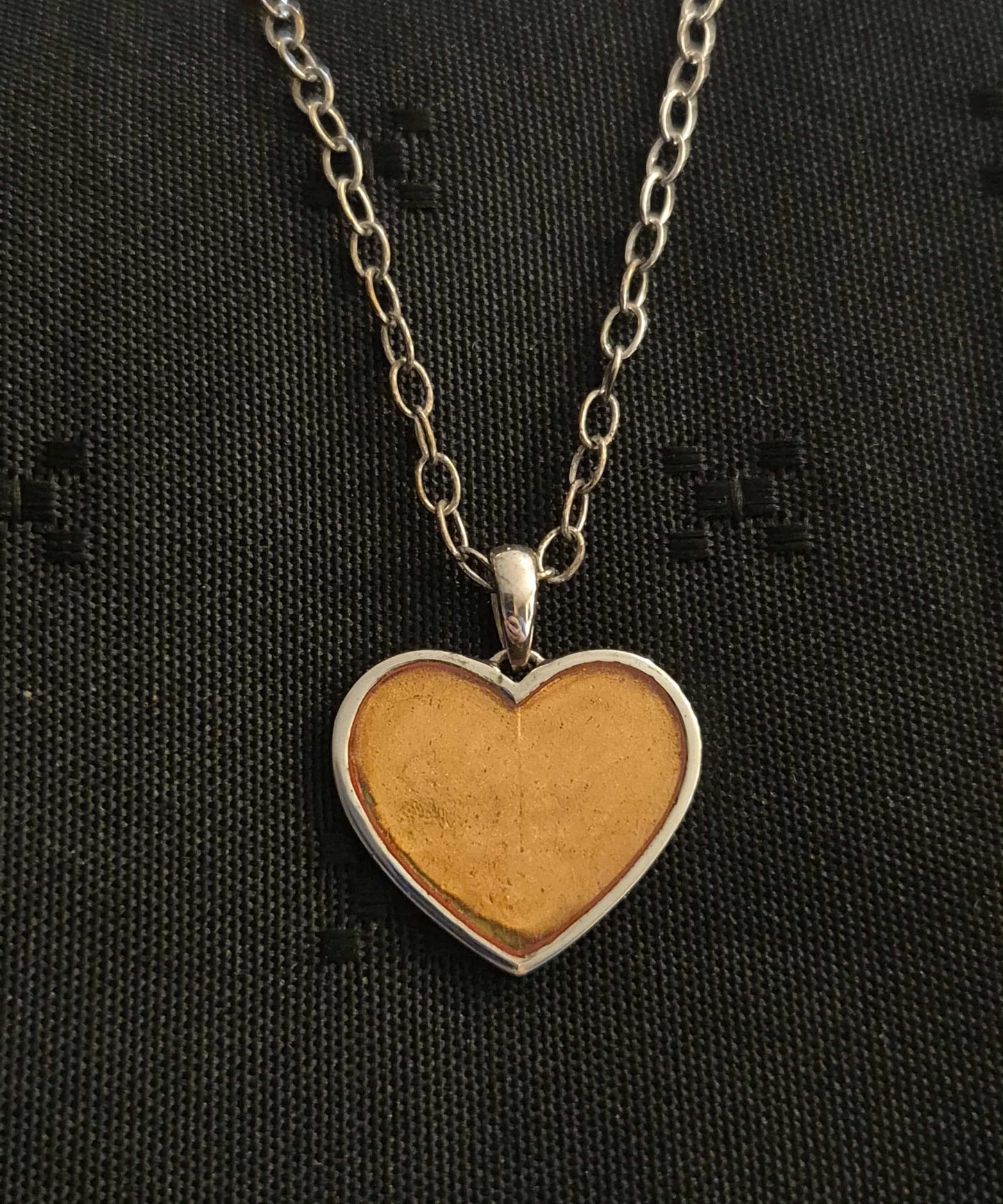 Oransje emalje sølvhjerte anheng m/kjede